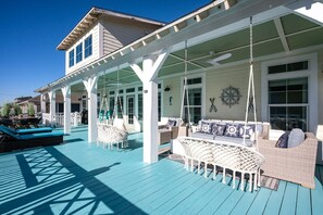 Outdoor dining - Playa Ancha - Beautifully appointed house close to beach! (Crystal Beach)