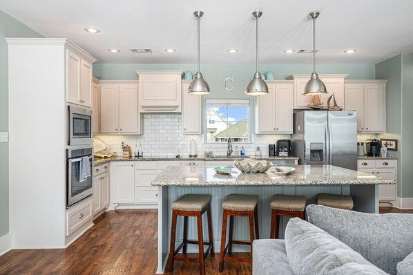 Fridge, microwave, dishwasher, coffee/tea maker - Playa Ancha - Beautifully appointed house close to beach! (Crystal Beach)