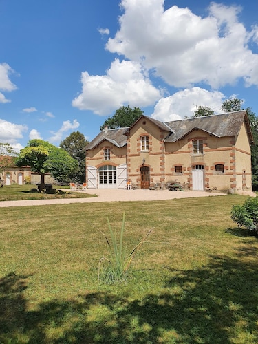 Large, comfortable house in a green setting (sleeps 12)