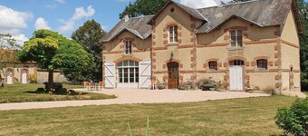 Large, comfortable house in a green setting (sleeps 12)