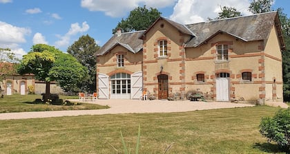 Large, comfortable house in a green setting (sleeps 12)