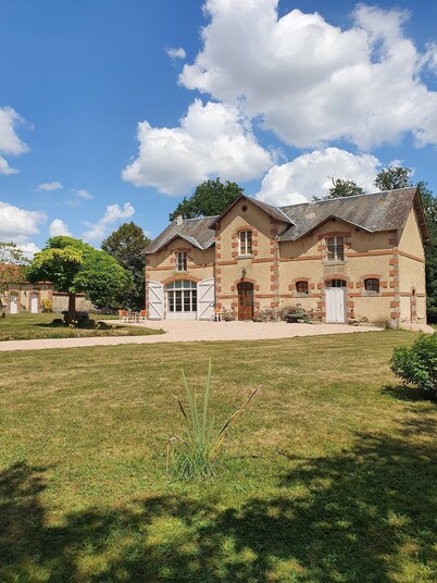 Large, comfortable house in a green setting (sleeps 12)