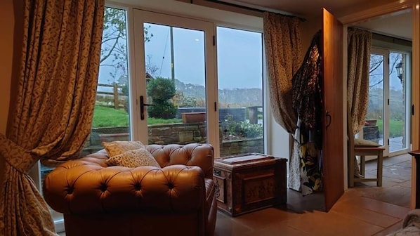 Cottage | Living room | Fireplace