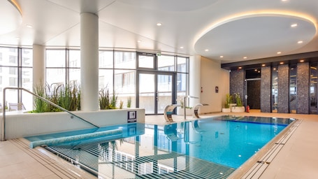 Una piscina techada, una piscina al aire libre de temporada