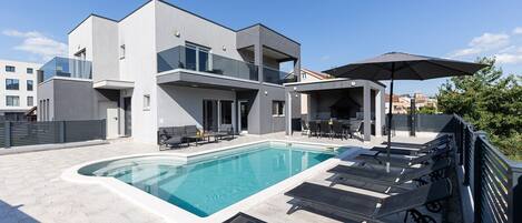 Piscine chauffée, chaises longues