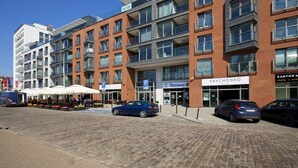 A multi-story building with a mix of commercial and residential units, including a gallery and a restaurant. - Elite Apartments Szafarnia King Size (Gdansk)