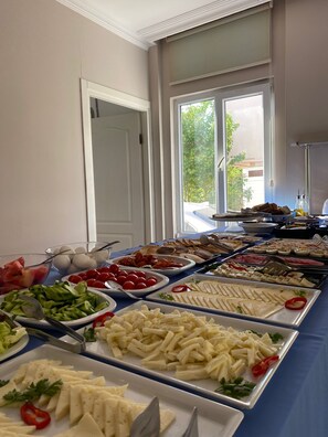 含每日吃到飽早餐