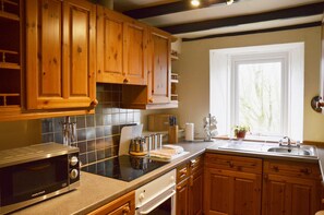 Cottage | Private kitchen | Fridge, toaster, cookware/dishes/utensils - Keepers (Alston)