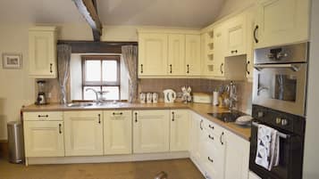 Cottage | Private kitchen | Fridge, dishwasher, electric kettle, toaster