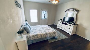 2 bedrooms, in-room safe, desk, free WiFi