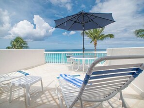 Outdoor dining - Sundowner is a beautifully decorated condo on 7MB with the best sunset views (West Bay)