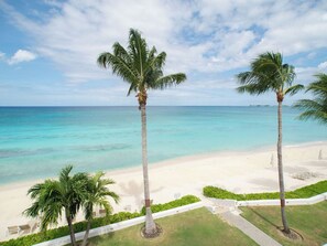 On the beach - Sundowner is a beautifully decorated condo on 7MB with the best sunset views (West Bay)