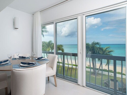 Sundowner is a beautifully decorated condo on 7MB with the best sunset views