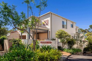Exterior - Soulshine Beachside Penthouse, views over Denhams Beach (Denhams Beach)
