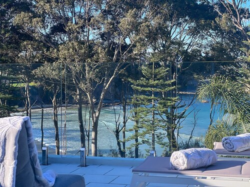 Soulshine Beachside Penthouse, views over Denhams Beach