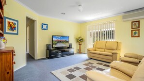 Living area - Alkira Inverloch Holiday (Inverloch)