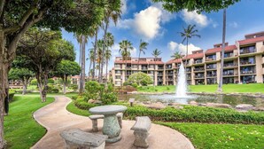 Ein Resort mit Springbrunnen, Palmen und einem Pool.