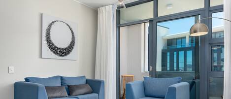 Signature-huoneisto | Oleskelualue | 42–tuumainen taulutelevisio, jossa kaapelikanavat