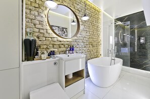 Tina con regadera, secadora de cabello, toallas, jabón 