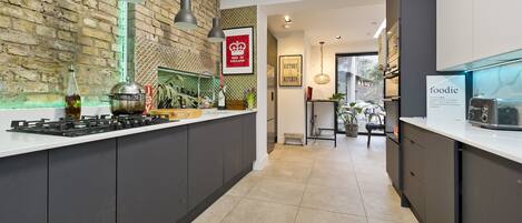 Réfrigérateur, micro-ondes, four, plaque de cuisson