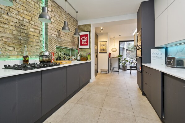 Réfrigérateur, micro-ondes, four, plaque de cuisson