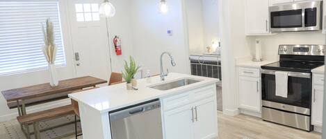 雪櫃、微波爐、焗爐、洗碗機