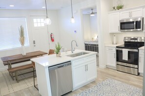 Kjøleskap, mikrobølgeovn, ovn og oppvaskmaskin