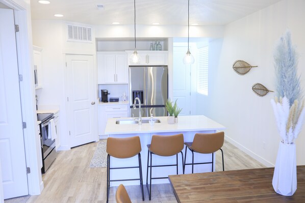 Kjøleskap, mikrobølgeovn, ovn og oppvaskmaskin