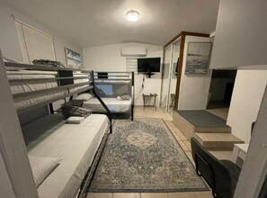 1 makuuhuone, silitysrauta/-lauta, vuodevaatteet