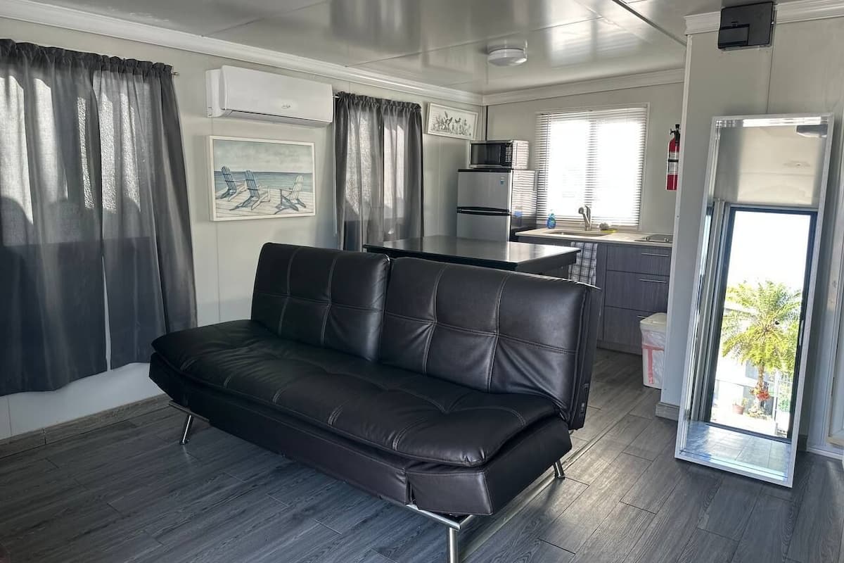 House (3) | Ruang tamu | TV Pintar