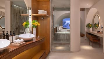 Un baño moderno con tocador de madera, un espejo grande y vistas a un jacuzzi.