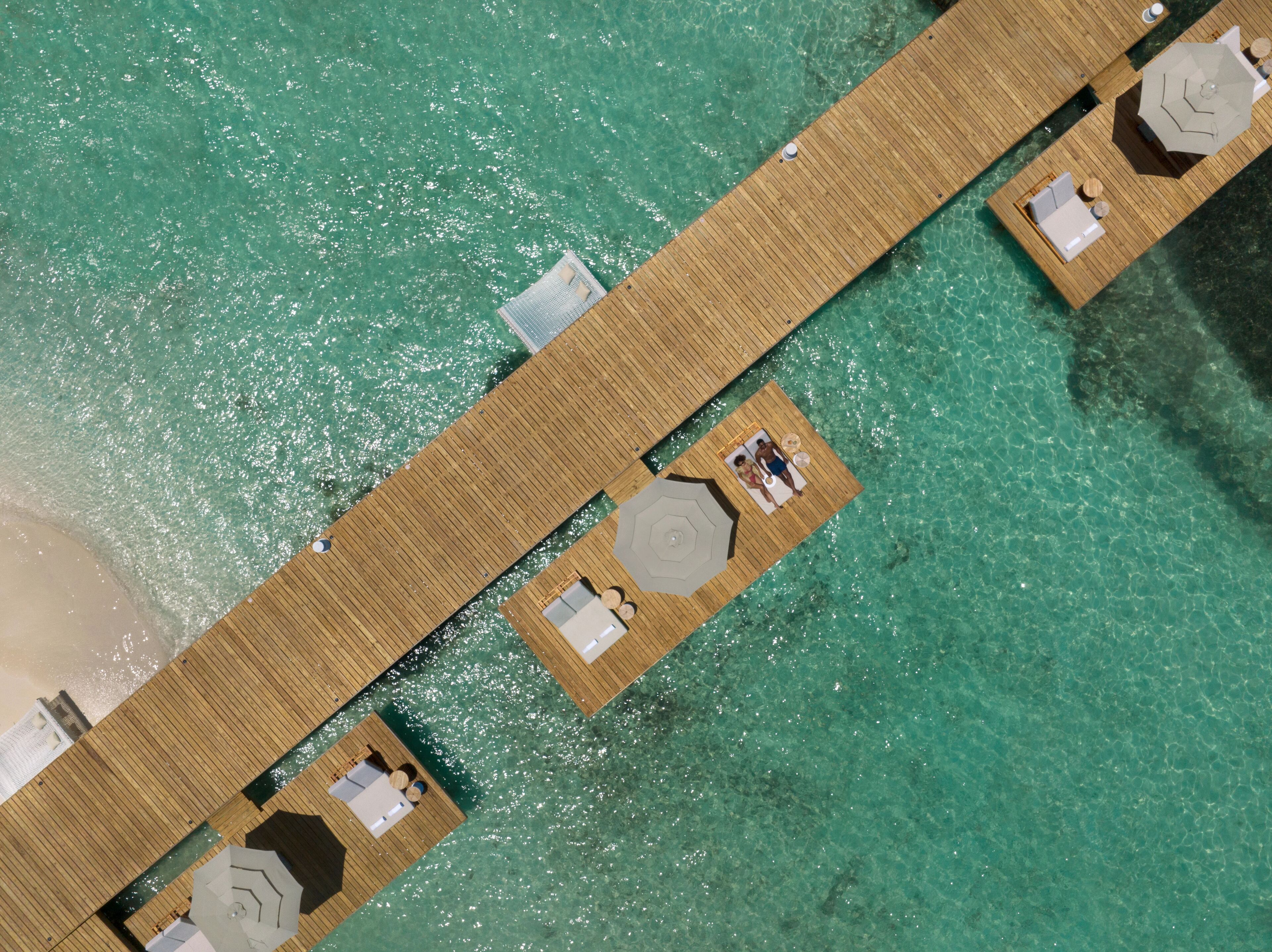 Een privéstrand, wit zand, gratis strandcabana's