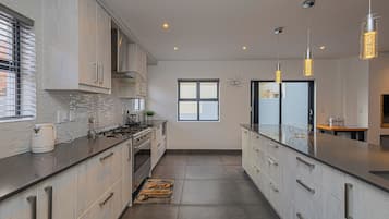 Casa família | Cozinha privada | Geladeira grande, micro-ondas, fogão, cooktop