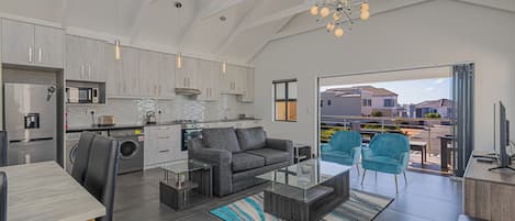 패밀리 하우스 | 거실 공간 | 케이블 채널 시청이 가능한 43인치 LCD TV, TV