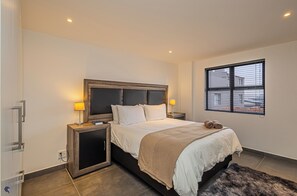 Family House | 5 bedrooms, iron/ironing board, free WiFi, bed sheets - Dalton's, Langebaan 10-sleeper (Langebaan)