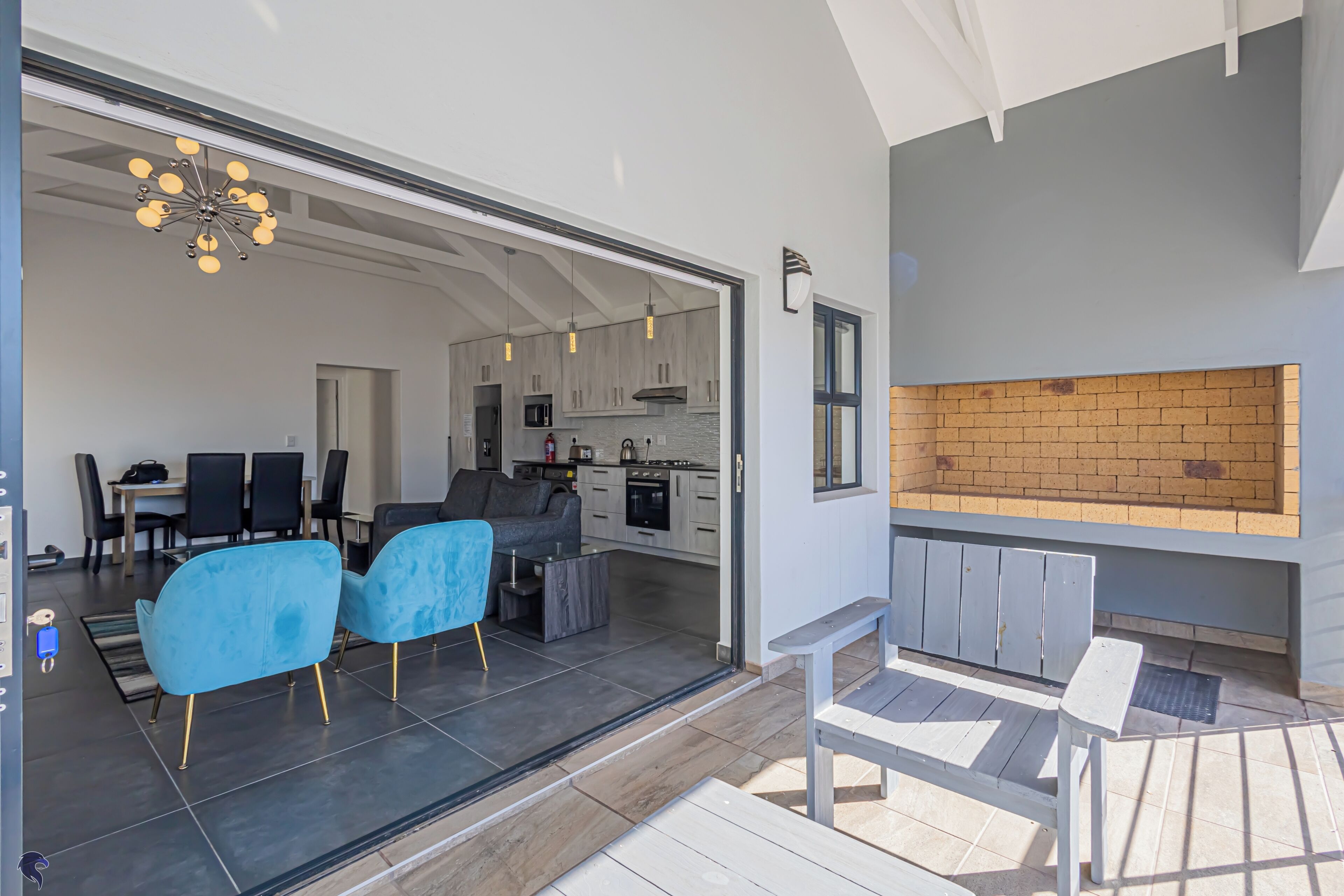 Un espacio abierto que incluye una zona de estar, un comedor, una cocina y una chimenea.
