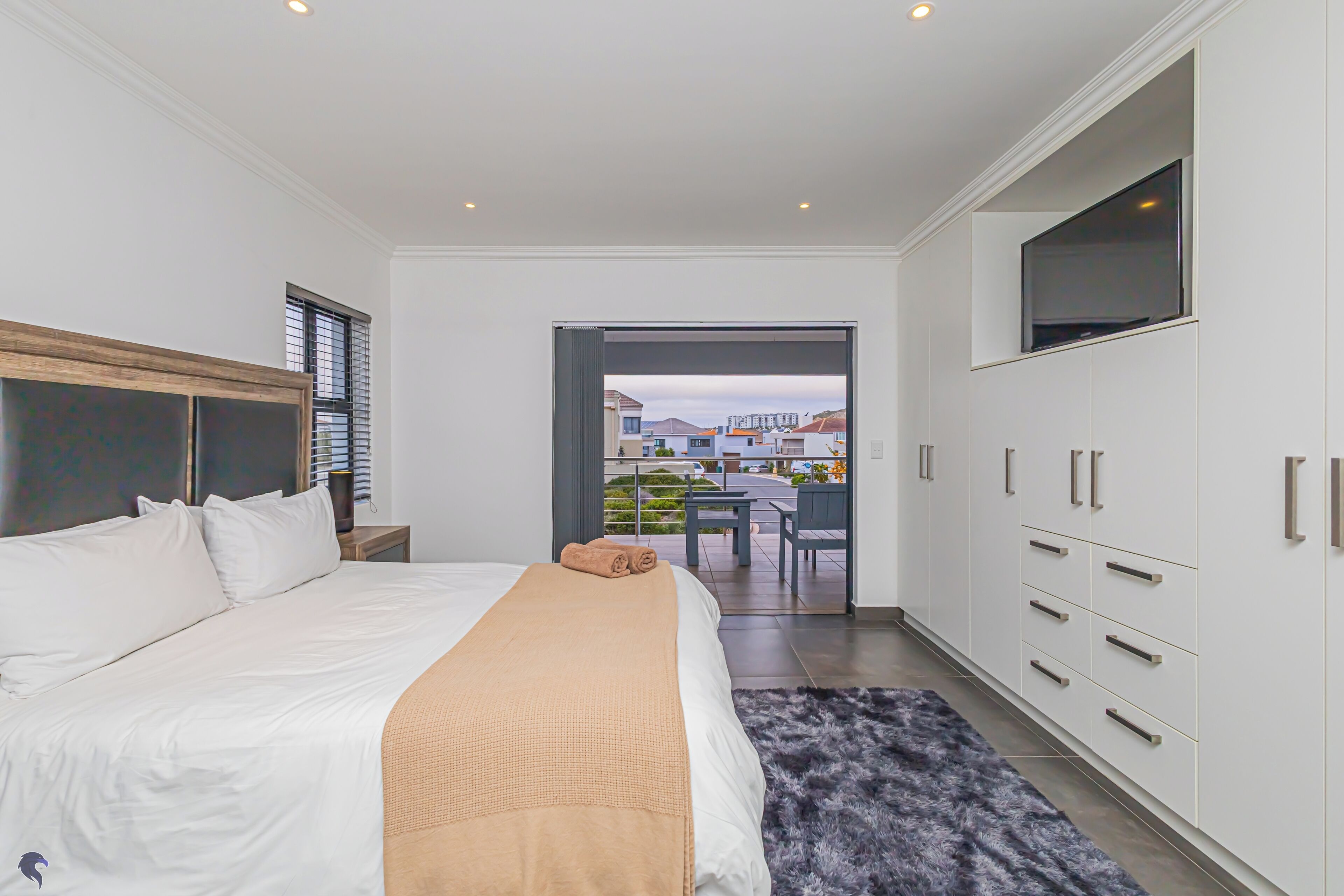 5 bedrooms, iron/ironing board, free WiFi, bed sheets