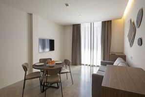 Ropa de cama de alta calidad y caja de seguridad en la habitación