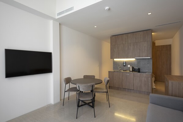 Deluxe Quadruple Room | Living area | 55-inch Smart TV with digital channels, TV - Dau Studios (Valencia)