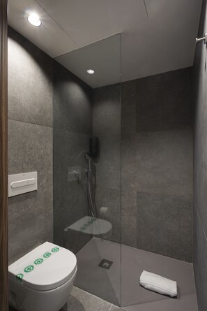 Shower, hair dryer, towels, soap - Dau Studios (Valencia)