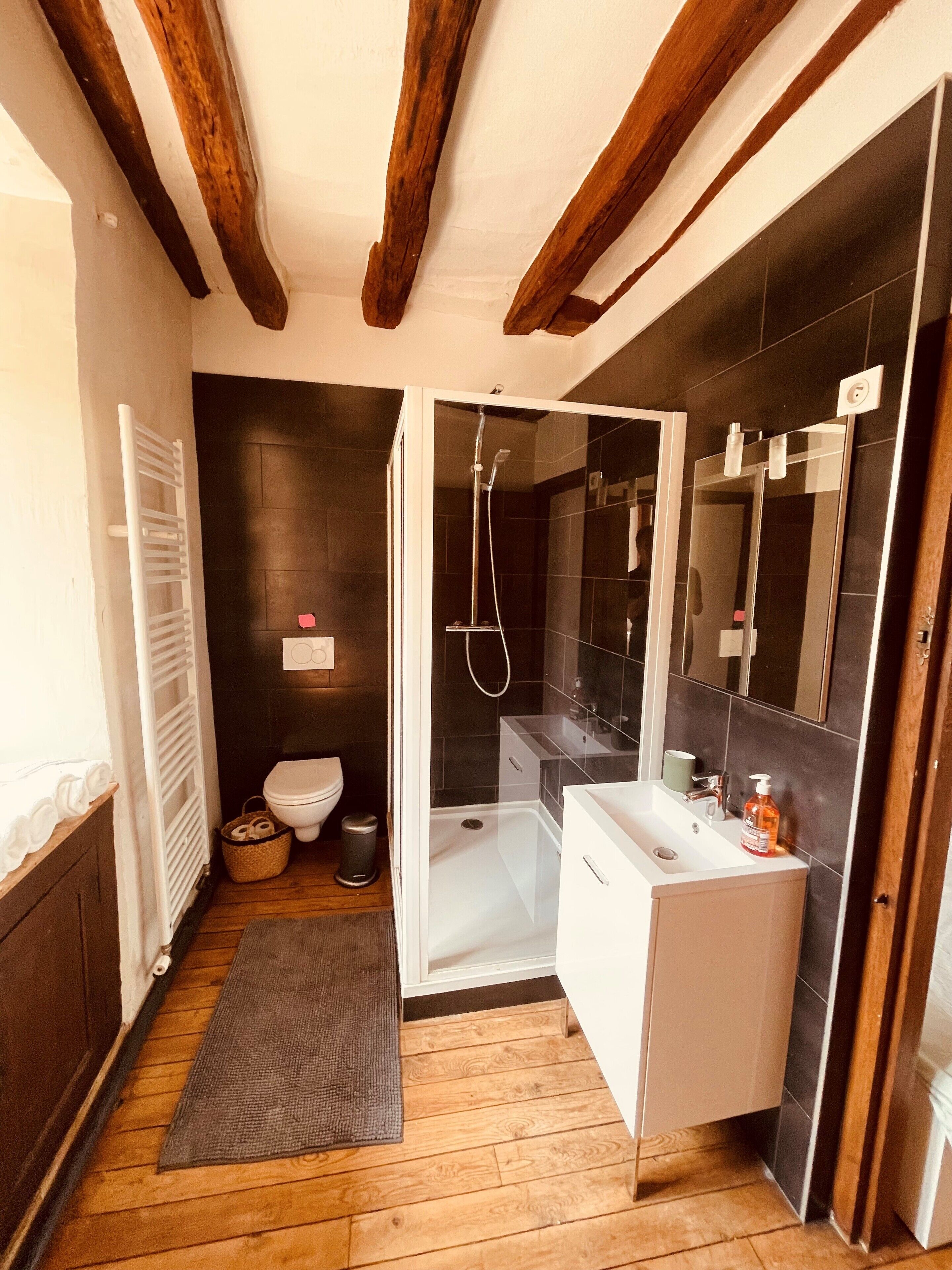 Un bagno piccolo e funzionale con doccia, WC e lavandino.