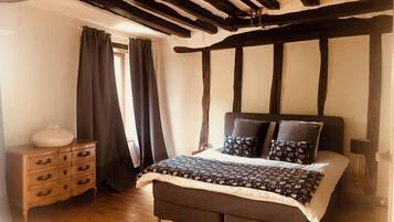 3 bedrooms, desk, iron/ironing board, free WiFi