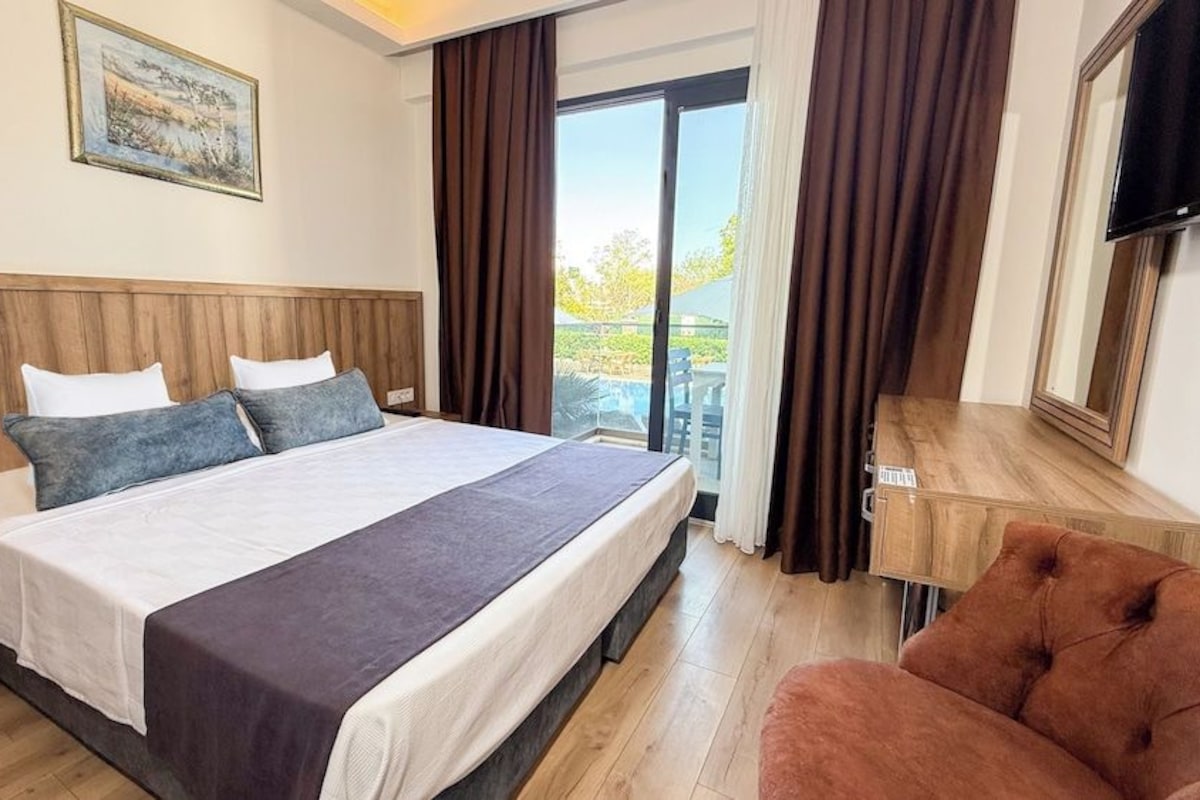 Minibar, WiFi (free), bed sheets