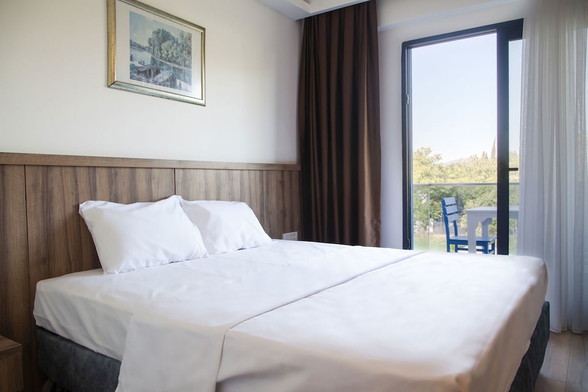 Minibar, WiFi (free), bed sheets