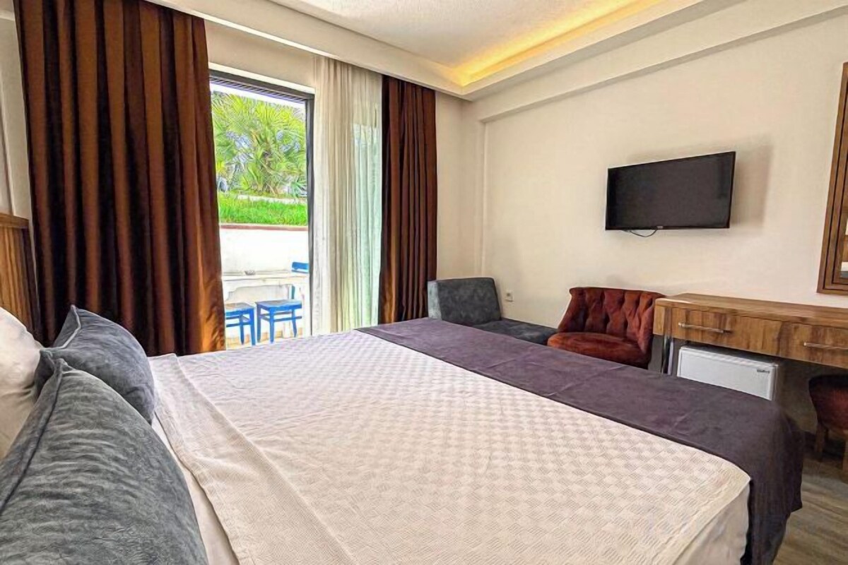 Minibar, WiFi (free), bed sheets