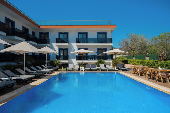 Piscine extérieure (ouverte en saison)