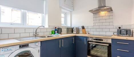 Kühlschrank, Mikrowelle, Herdplatte, Toaster