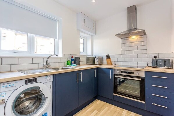 Frigorifero, microonde, piano cottura, tostapane