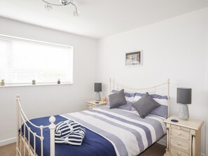 2 bedrooms, individually decorated, individually furnished, free WiFi - 21 Cae Du (Pwllheli)