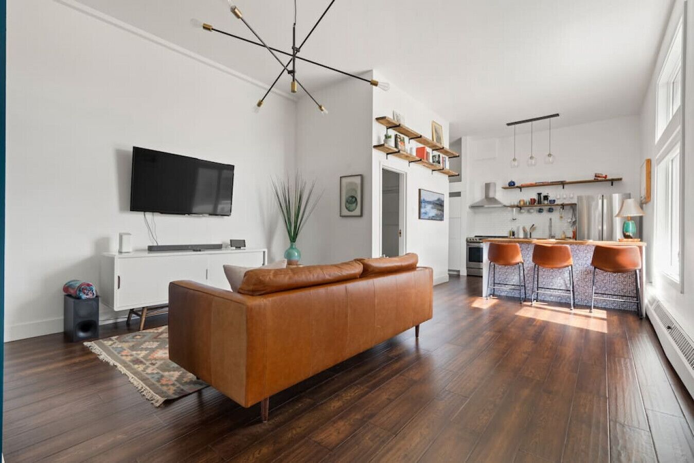 Smart-TV, Bücher, Stereoanlage